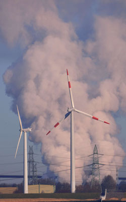 114 - Windrad mit Qualwolke im Hintergrund in Brunsbüttel, Elbe, Norddeuschland.