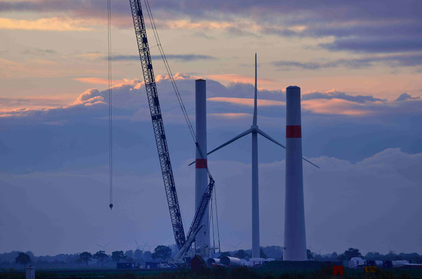 155 - Zwei Masten stehen bereits, ebenfalls der Kran für die Neuerrichtung zweier Windkraftanlagen. 