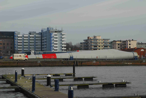 98 - Hafen in  Bremerhaven : Windradrotorblätter  vor dem Transport. 