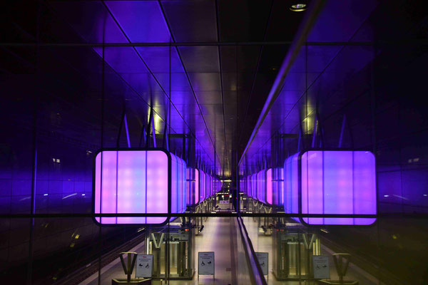 52- U-Bahnstation Hafencity Universität, mit modernem lila Lichtspiel.