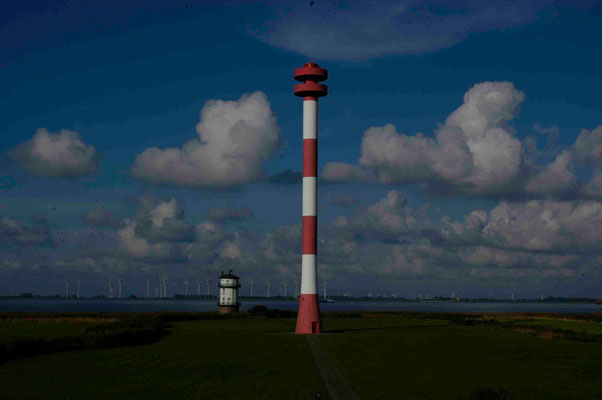 46- Windpark Brunsbüttel, Baljer Leuchttürme Vordergrund, Elbe