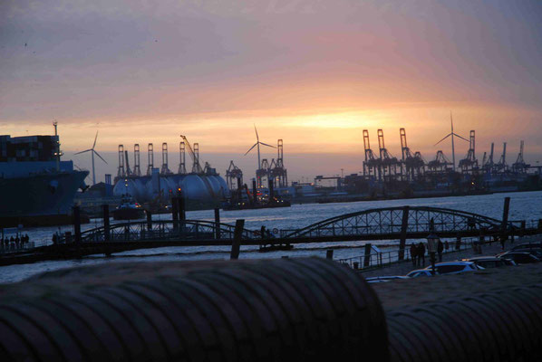 71 - Abendstimmung im Hamburger Hafen mit Kranreihen im Hintergrund. 