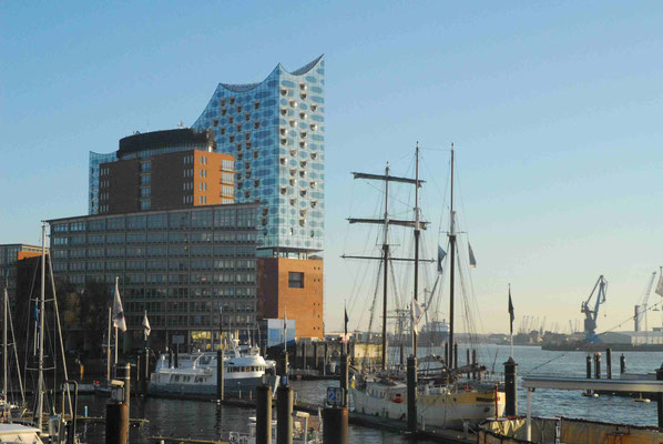 10- Hamburg, Elbphilharmonie mit Hafenimpressionen im Vordergrund. 