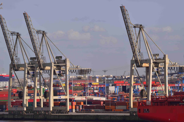 Hamburg Hafengelände beim Beladen.