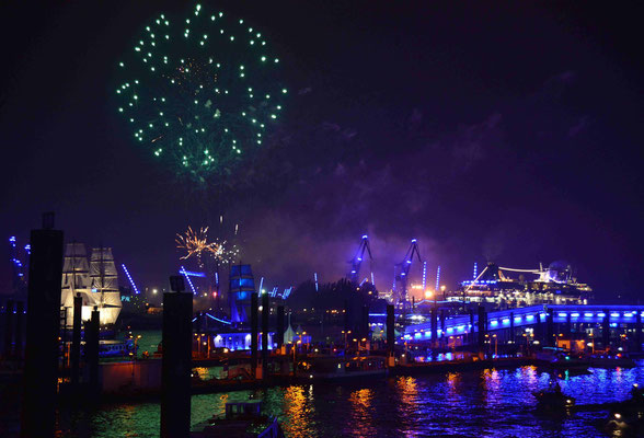 60 - Hamburg feiert blue port und die Stadt, der Hafen, die Kreuzfahrtschiffe erstrahlen in blauem Licht.