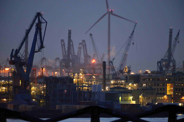 61 - Abendstimmung im Hamburger Hafen in der blauen Stunde.