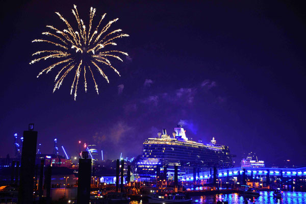 57 - Hamburg feiert blue port und die Stadt, der Hafen, die Kreuzfahrtschiffe erstrahlen in blauem Licht.