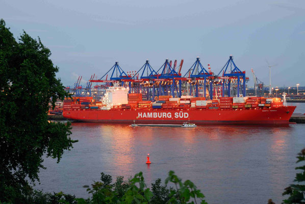 20 - Die Hamburg SÜD beim Be- und Entladen im Hamburger Hafen.