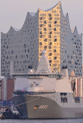 13 - Hamburg ELPHI Elbphilharmonie vor Militärschif im Hafen.