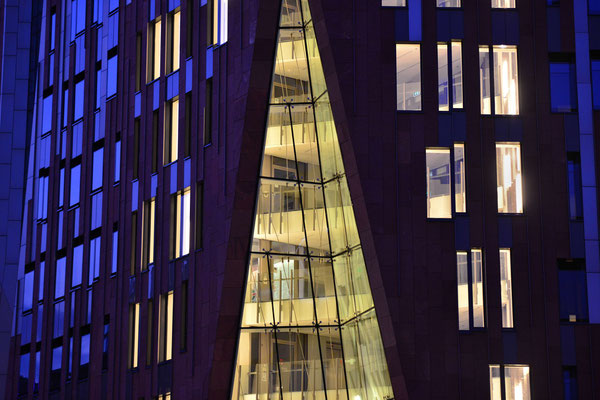 2 - Hamburger blue port event ein beleuchtetes Hochhaus.