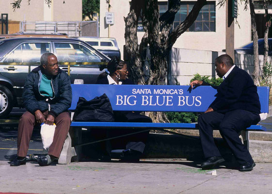 44- Bank, Bushaltestelle, busstop, Santa Monica's , 2 men wating for the bus