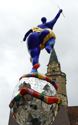 10- Niki de Saint Phalle mit Stadt im Hintergrund