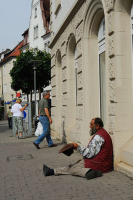 5- Obdachloser bettelt um Almosen auf der Straße