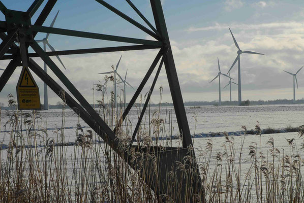 44 - Windrad, Windkraftanlage, Windkraft, Windgenerator, Ökostrom,  Windpark Oederquart, Strommast, Winter, Schnee, verschneit