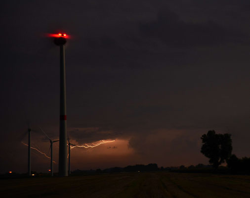 21- Windrad, Windkraftanlage, Windkraft, Windgenerator, Ökostrom, Gewitter, Blitz, Windpark Oederquart, Nacht