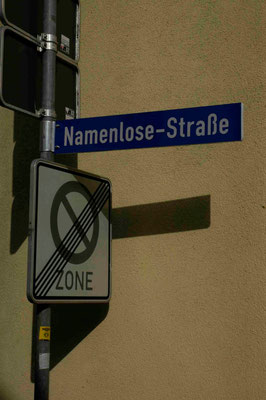 99- Straßenschild Namenlose Straße, Glückstadt