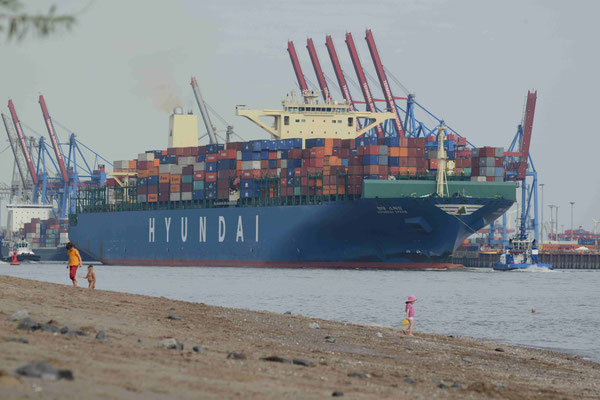 Elbestrand in Hamburg mit Badegästen