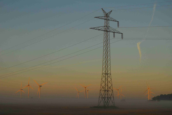 11- Strommast, Nebel, Leitungen, Windkraft, Windrad