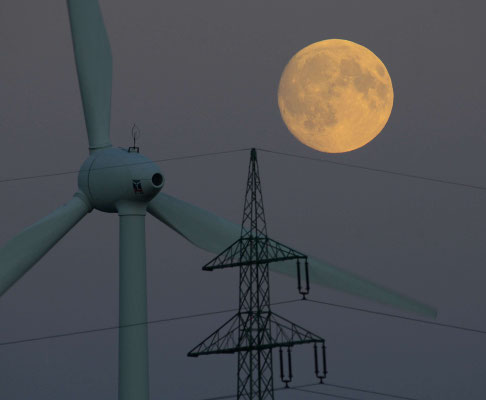 140 - Windrad mit Strommast und Vollmond - ein romantischer Anblick.