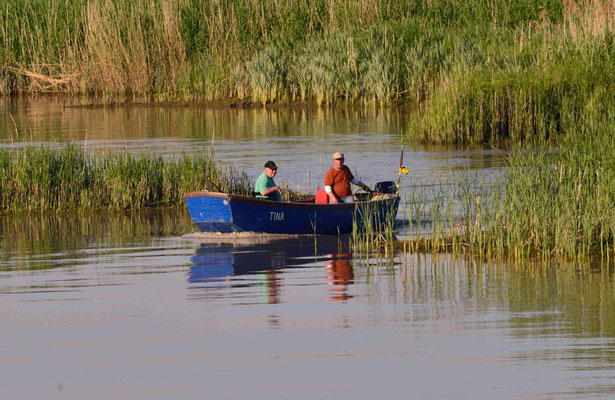 45 - Zwei Kehdinger Fischer im kleinen Boot