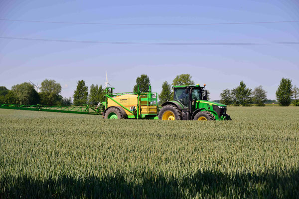 21-  Bauer mit Traktor bestellt sein Feld, Traktor auf Acker