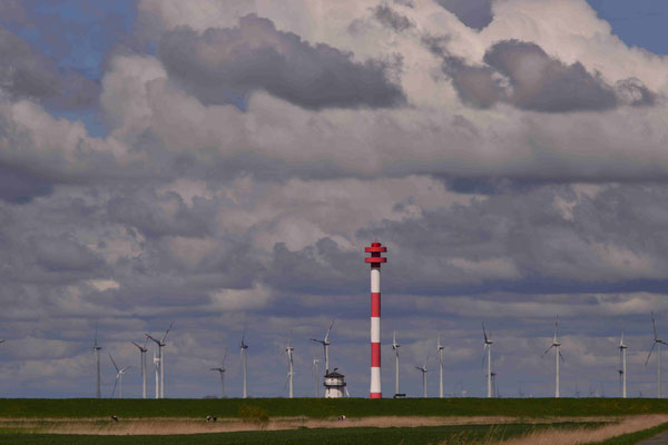 54 - Windpark Brunsbüttel, Baljer Leuchttürme Vordergrund, Elbe