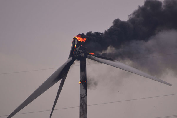 128- Ein Windrad brennt in Oederquart am 04. April 2016, die Rotorblätter fallen brennend herab.