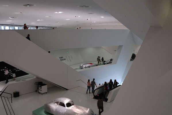 17- Das Porschemuseum in Stuttgart, moderne Architektur.