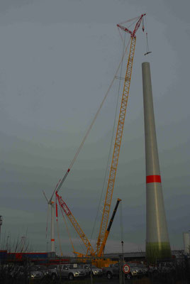 97 - Bau eines Windrades in Bremerhaven mit grossem Kran.