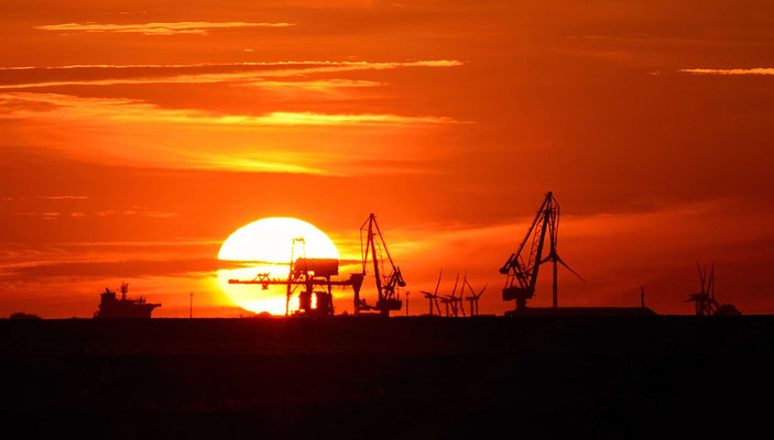 79 - Windrad, Windkraftanlage, Windpark, Windkraft, Windgenerator, Abenddämmerung, Sonnenuntergang, Elbe Schleswig Holstein, Kräne, Brunsbüttel