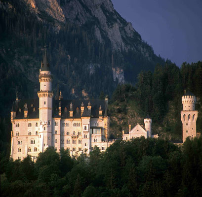 61 - Deutschand Bayern Schloss Neuschwanstein vor Alpenpanorama.