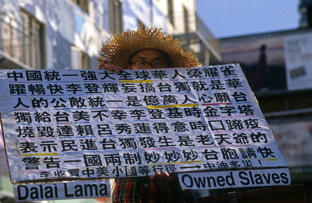 21- alter Mann, Dalai Lama , Protest