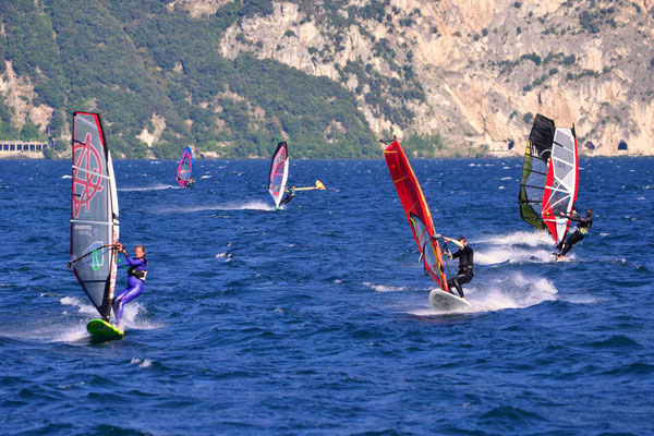 Gardasee mit Windsurfern