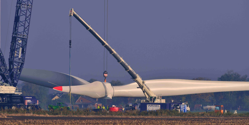 157 - Der Rotor liegt am Boden und wird am Kran befestigt.