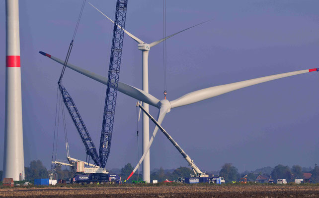 160 - Das Rotorteil wird vom Kran empor gezogen und schwebt über der Erde.