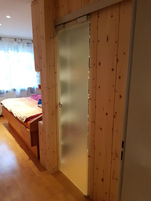 Schlafzimmerausbau aus Zirbelkiefer mit einem begehbaren Kleiderschrank