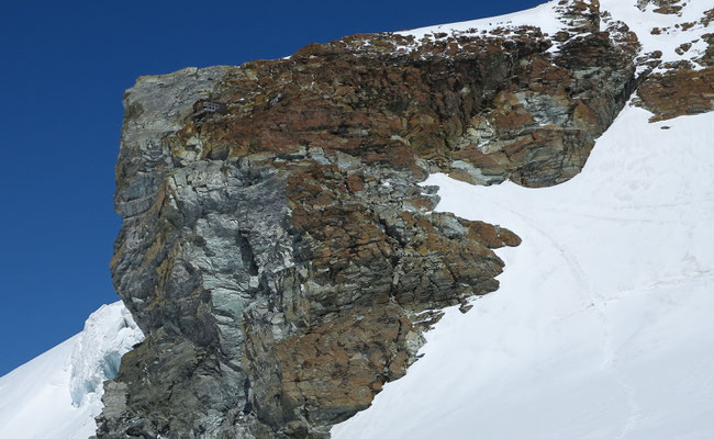 Die Spur im Schnee führt direkt zu den Felsen des Bivacco Rossi e Volante