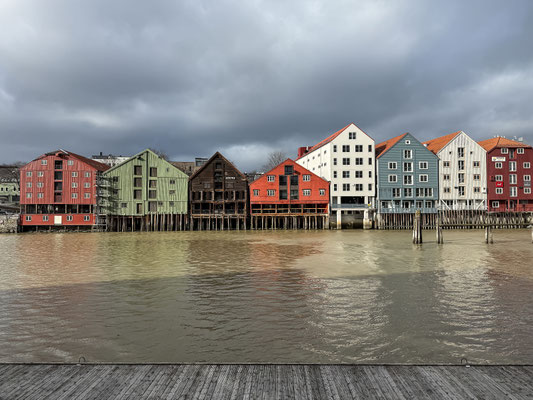 Dasalte Stadtviertel Bakklandet steht auf hölzernen Pfosten am Fluss Nidelva