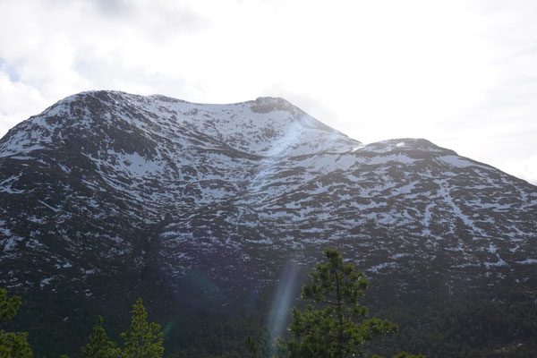 Immerhin ist es trocken und der Blick auf den Gygrastolen beweist, mit Schnee wäre das ein Paradeskiberg