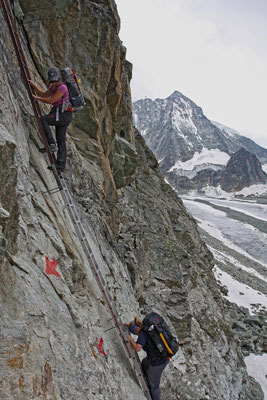 Steile Leitern führen am Pas de Chèvres auf den Glacier de Cheillon hinunter. Diese Stelle kann auch über den Col de Riedmatten umgangen werden