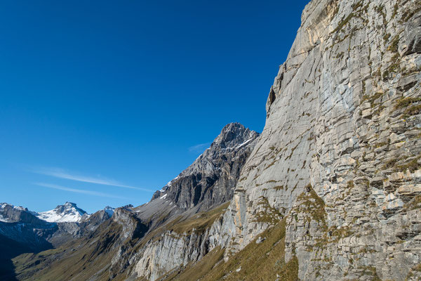 Gleich links von unserem Materialdepot zieht die Route Hasefuess unter die gelben Dächer. Dann folgt ein interessanter Quergang, welcher den Aufstieg zum Ausstieg ermöglicht