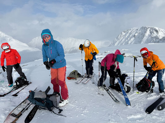 Die Sonne lacht uns auch auf dem Gipfel noch ins Gesicht, kaum sind wir Abfahrtsbereit, hüllt der Nebel das tolle Skigelände in blindes Grau