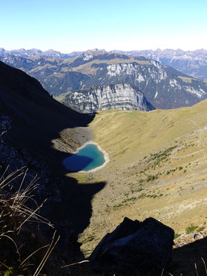 30.10.16 Der Schatten eines Vorgipfels vom Bündihore ragt genau zum richtigen Zeitpunkt in das blaugrüne Meiefallseeli