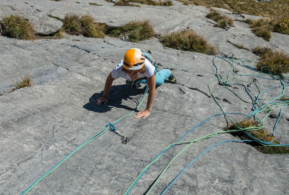 Noch steht Franziska auf komfortablen Chickenheads, Dolomiteinlagerungen, welche im Berner Oberland leider viel zu selten die Felswände verzieren