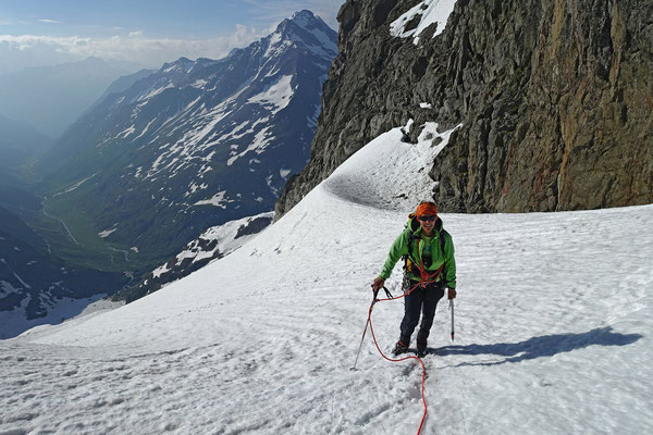 Mit Franziska habe ich im Sommer 2015 eine andere Aufstiegsroute gewählt, der steile Hang nördlich vom Wendenhorn schien mir aber für grössere Serilschaften weniger geeignet