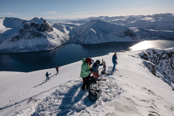 Die Schneeschuhtourengruppe hats heute recht eilig, sie wollen vermutlich den Bergpreis im Abstieg gewinnen. Auf der anderen Seite des Nordfjorden steht der Granitkoloss Finnkona, darüber erhebt sich der Skolpan, unser Ziel vom kommenden Tag