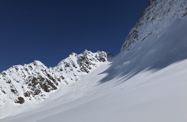 Die Gletscherspitza bleibt lange verborgen und von dieser Seite ist nur der Sattel das Ziel. Für uns wird im obersten Teil der Freiraum etwas zu eng und so belassen wir es mit dieser Schneekuppe auf 2600 Meter