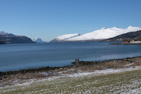 Gegen Mittag setzen wir unsere Fahrt fort und sind frustriert über die entgangene Tour bei dieser Aussicht