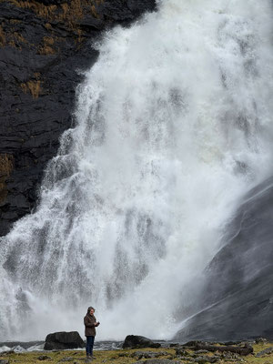 Fast 100 Meter stürzen die Wassermassen über den Huldefossen hinunter. Wegen des anhaltenden Regenwetters sind dies die spektakulärsten Sehenswürdigkeiten über weite Strecken unserer Reise 