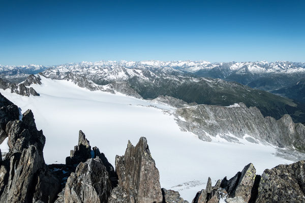 Grandiose Aussicht vom Piz Medel zu den Berner Alpen, dem Galenstock, Rhonestock und Dammastock, zur Windgällen und den Spannörtern